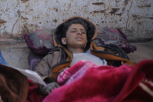 Hareth Najem, un huérfano de origen iraquí, descansa en un camión cerca de Baghouz. 
