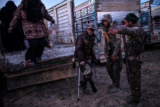 Las milicias kurdas reparten a las personas escapadas de Baghouz, para ver quiénes son civiles y quiénes milicianos del Estado Islámico. 

