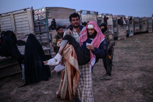 Un hombre herido, supuesto miembro del ISIS, trasladado en la zona de atención levantada por los kurdos. 