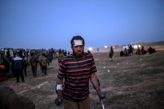 Un supuesto miliciano del EI, herido levemente, tras su salida del último bastión yihadista. 