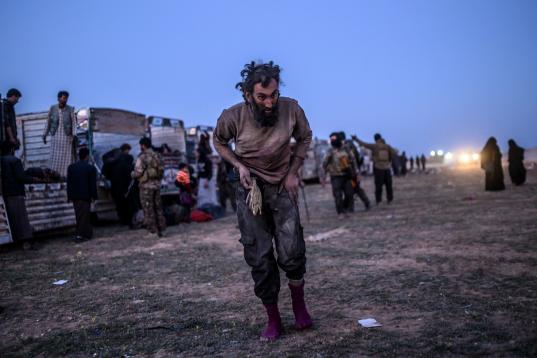 Un supuesto miliciano del ISIS, escapado de la cercada ciudad de Baghouz, desorientado en la zona de atención instalada por las tropas kurdas. 