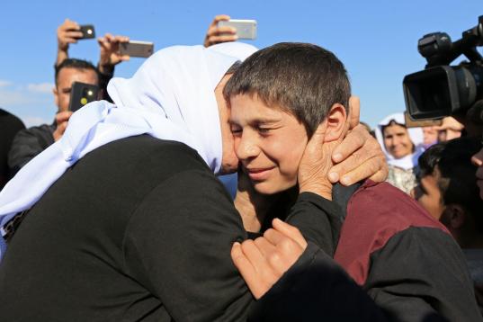 Un niño yazidí regresa con su familia en Duhok, Irak, un reencuentro tras años en manos del ISIS. 