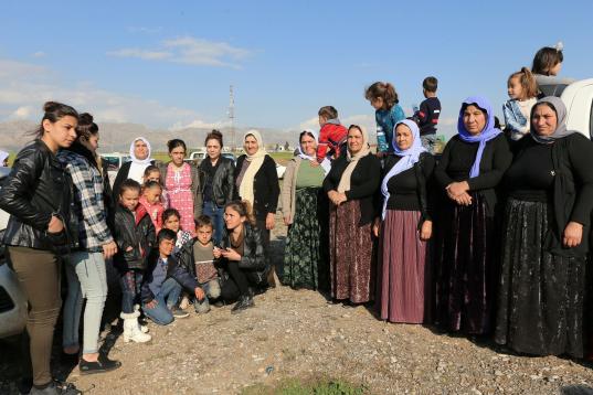 Supervivientes yazidíes posan en Duhok, tras reunir a todos los miembros que quedan vivos de la misma familia. 