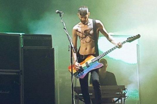 El bajista de Placebo, Stefan Olsdal, abiertamente gay, apareció en el concierto que la banda dio en Rabat (Marruecos) con una guitarra arcoíris y con el número 489 tachado en el pecho, rechazando el artículo que castiga la homosexualidad en...