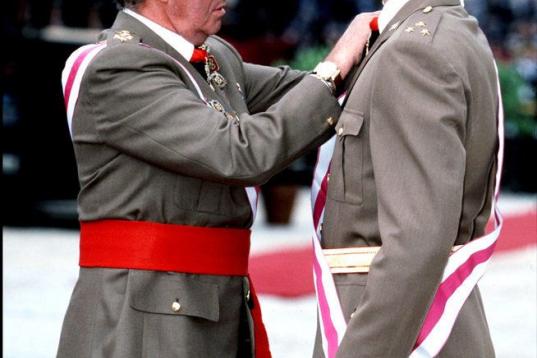 En 1998, colocándole una medalla al príncipe Felipe