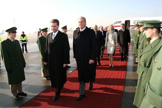 En febrero de 2006, en una visita privada a Alemania, con la princesa Corinna en segundo plano