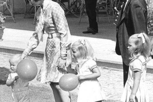 Cristina de Borbón junto a sus padres, su hermano Felipe y su hermana Elena, a finales de los 60. 