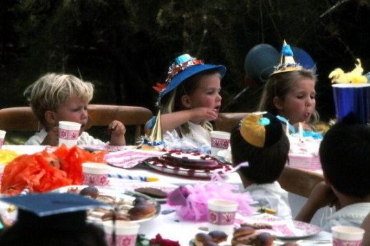 Felipe y Elena junto a su hermana en su quinto cumpleaños. 