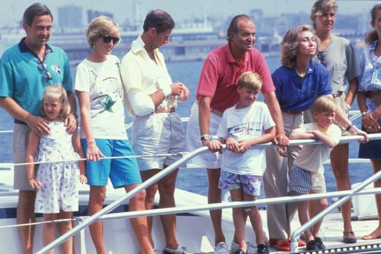 Constantino de Grecia, Diana de Gales, Carlos de Inglaterra, el príncipe Guillermo y su hermano Enrique junto a los Reyes y las infantas, en Mallorca en 1990. 