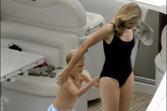 La infanta juega con su hijo Juan en un yate en Mallorca, verano de 2006. 