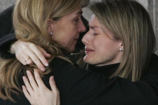 Cristina abraza a su cuñada, la princesa Letizia, en el funeral de su hermana Erika Ortiz Rocasolano, el 8 de febrero de 2007.