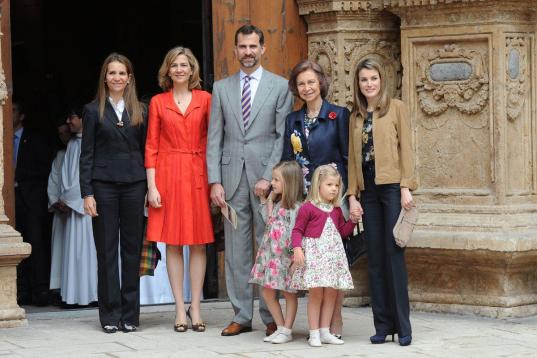 La Reina acompañada por los Príncipes de Asturias y las infantas Elena, Cristina, Leonor y Sofía,  el domingo de Resurrección, en abril de 2011. 
