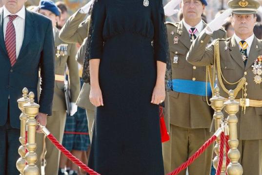 La infanta Cristina durante la entrega de la enseña nacional al regimiento de guerra electrónica de Sevilla, en 2011. 