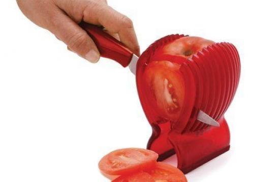 ¡Ajá! La mano no es suficiente a la hora de sujetar tomates para cortarlos.