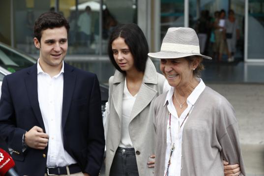Con su madre, la Infanta Elena, y su hermana Victoria Federica, en agosto de 2019