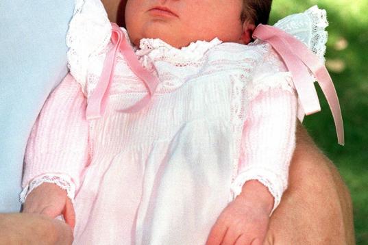 Victoria Federica recién nacida en los brazos de su madre la infanta Elena.