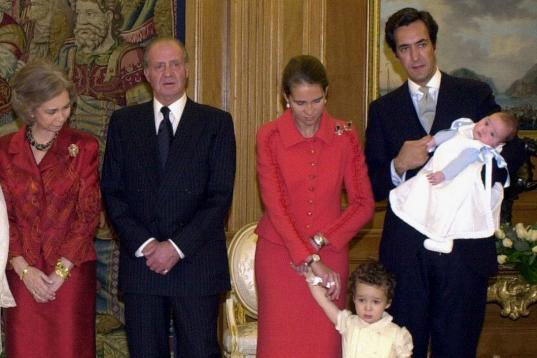 Victoria Federica en brazos de su padre Jaime de Marichalar en enero de 2001.