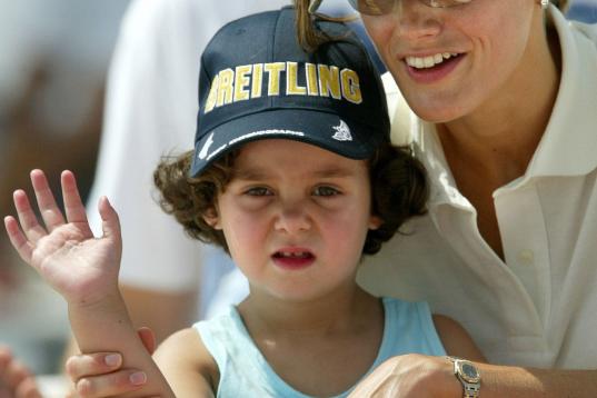 Victoria Federica y su tía, la reina Letizia, en julio de 2004.