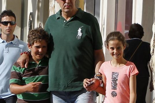 Jaime de Marichalar junto a sus hijos Froilán y Victoria Federica en Madrid en agosto de 2012.