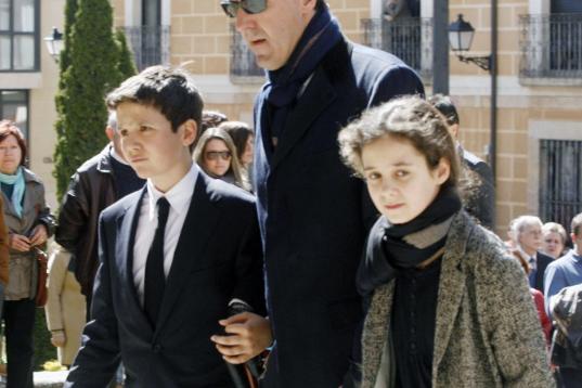 Victoria Federica junto a su padre Jaime de Marichalar y su hermano Froilán en el funeral de su abuela paterna, la Condesa de Ripalda, en marzo de 2014.
