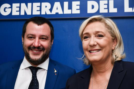 Junto a Marine Le Pen, presidenta de Agrupación Nacional de Francia. 
