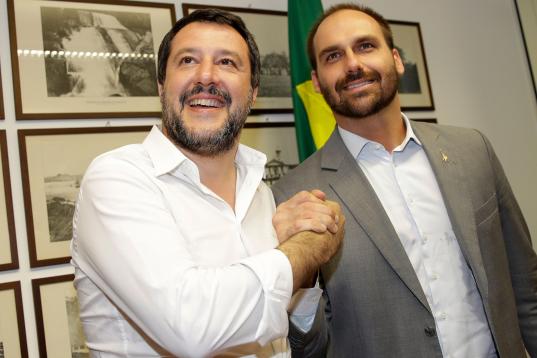 El 19 de abril de 2019 en Milán con Eduardo Bolsonaro, hijo del presidente de Brasil. 
