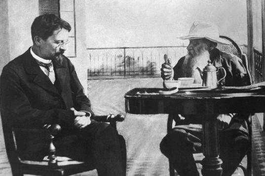 El escritor ruso (a la derecha) fue nominado en dos ocasiones (1902 y 1909) por "promover la paz y el antimilitarismo" con sus obras. 