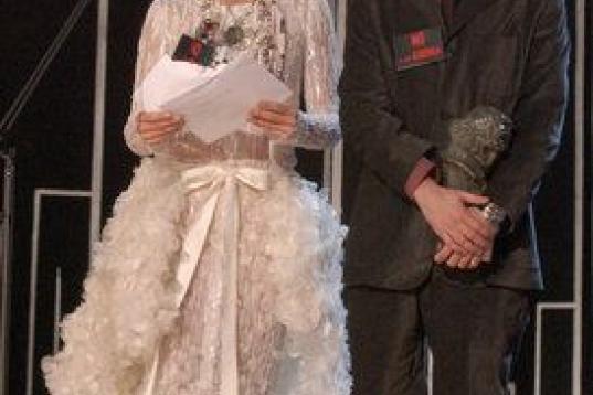 Ya en el escenario, junto a Alejandro Amenábar, en los Goya del 'No a la guerra', vestida de Chanel.