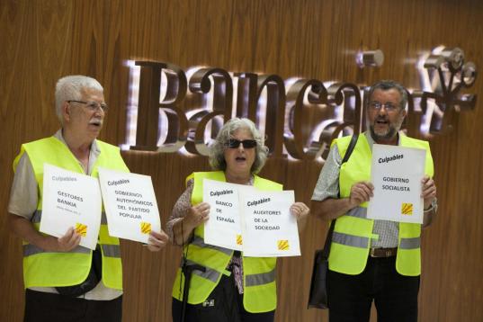 Miembros del colectivo 'yayoflautas' han protestado, esta mañana, en la sede de Bancaja, entidad perteneciente a Bankia, para exigir responsabilidades en esta entidad financiera y denunciar el 'escándalo' que supone 'dar 24.000 millones' de di...