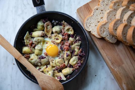 ▶️ Ingredientes (para 2 personas): una lata de corazones de alcachofa, unas lonchas de jamón, media cebolla, un par de dientes de ajo y uno o dos huevos. ▶️ Encuentra aquí la receta completa.