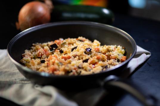 ▶️ Ingredientes (para 2-3 raciones): 150 gramos de cuscús, un tomate, media berenjena, medio calabacín, una zanahoria, media cebolla, un par de ajos, aceite de oliva, sal y especias.

▶️ Encuentra aquí la r...