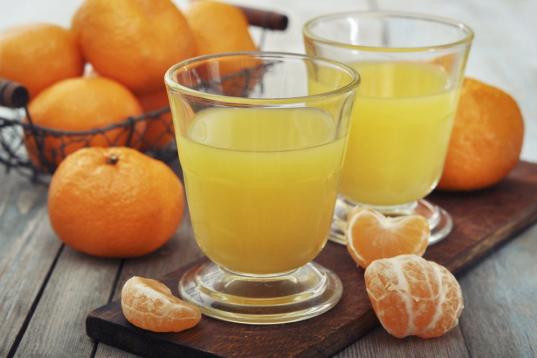En cuestión de frutas, los cítricos son uno de los grandes aliados del invierno. Todos hemos recurrido alguna vez al zumo de naranja para frenar el avance del resfriado y hemos salido victoriosos. Pues bien, esta fruta es muy rica en vitamina ...