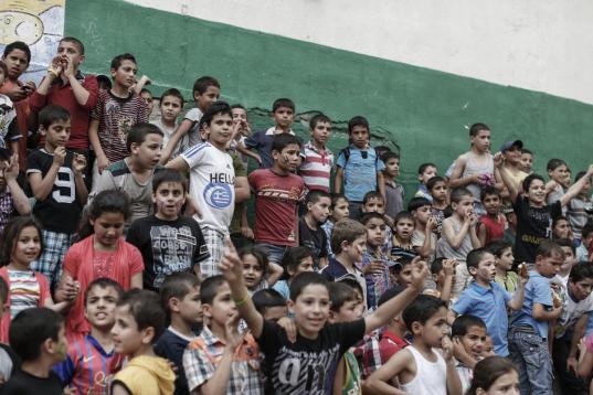 Oxfam y su colabordor Utopía organizan una fiesta infantil como parte de la estrategia de su campaña de educación en higiene. Los padres libios y sirios  comparten una entretenida tarde mientras los niños se abstraen por un día del horror q...