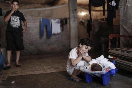 Shayma'a, de 6 años,  y su hermano Hussein, de 15 días, en su casa alquilada de Trípoli, Líbano, donde viven desde hace un año. Lo han perdido todo menos la vida. Hace pocos días que están conectados a la red de agua potable gracias al tr...