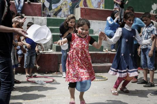 "Los recientes enfrentamientos han tenido un gran impacto en los niños", dice Nour. "Había francotiradores en cada lado de la escuela y las balas venían directamente a las aulas. Cuando comenzaron los enfrentamientos, los niños estaban tan a...