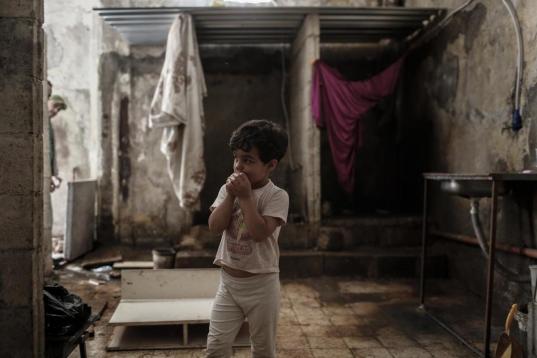 Shayma'a sonríe delante de su lavabo, ahora tiene agua corriente. Poco a poco recuperan la dignidad que dejaron en Siria. Su padre comenta a Oxfam: "Estábamos acostumbrados a ayudar a los demás en la temporada del Ramadán, pero el año pasad...