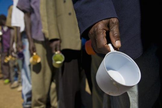 Refugiados del campamento ubicado cerca de Naivasha, en Kenia, hacen fila para conseguir comida. 