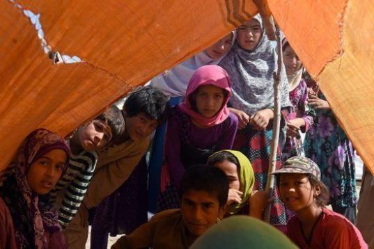 Niños afganos, en el campo de Kunduz, desplazados por el conflicto con militantes talibanes.
