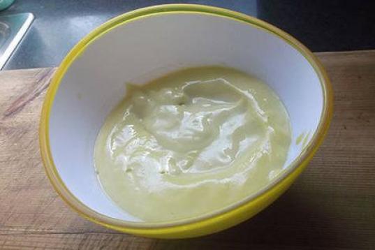 La mayonesa de ajo está riquísima, pero si además le añadimos mango, el resultado es espectacular. Si quieres ver cómo hacerla, puedes encontrar la receta en Cookpad. 
