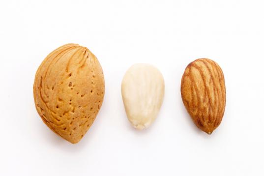 24 almendras = 180 kcal

Los antioxidantes de la almendra están presentes en la parte marrón de la piel que las recubre. Contienen el 37% de la cantidad diaria recomendada de vitamina E.

Como curiosidad, hay que decir que entre el...