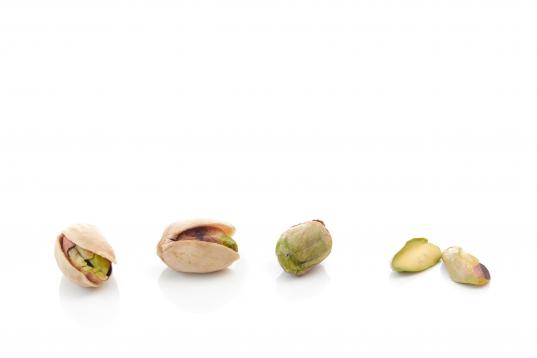 19 pistachos = 180 kcal

Son los frutos secos más ricos en proteínas. También destacan por su contenido en fibra, ácido fólico y grasas amables. La arginina los convierte en estupendos aliados para aumentar las...