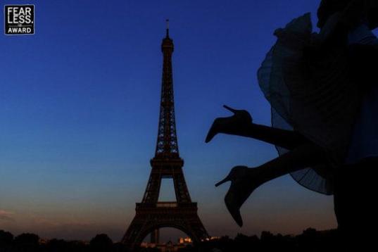 "La Torre Eiffel es uno de los monumentos más fotografiados del mundo, así que hace falta tener una mente creativa para que pareciera algo fresco e intrigante, con esa silueta de la novia en volandas con su falda flotando. El fotógrafo lo con...