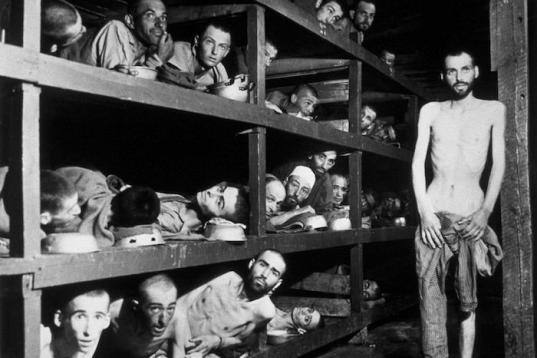 Prisiones del campo de concentración de Buchenwald, en sus literas. Entre ellos figura Elie Wiesel, futuro escritor y ganador del Premio Nobel de la Paz: es el séptimo por la izquierda en la segunda fila de literas (justo al lado de la madera).