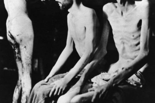 Hombres de origen ruso, polaco y neerlandés que llevaban 11 meses de trabajos forzados. Esta era su condición física cuando fueron encontrados por las tropas estadounidenses.