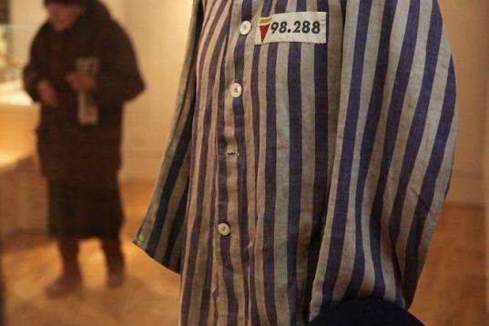 El uniforme de un prisionero del campo de concentración de Buchenwald, en una muestra en Londres sobre el Holocausto.