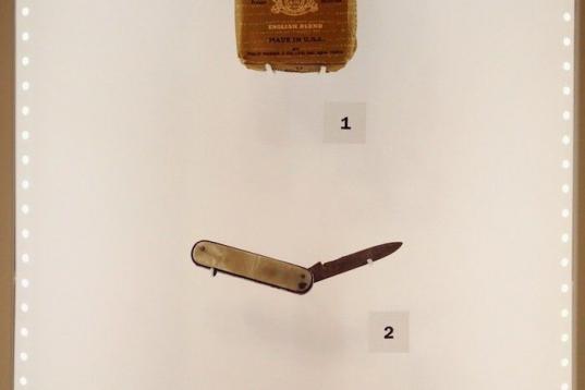 Objetos que fueron entregados a los liberados de Buchenwald, en una muestra en Londres sobre el Holocausto.