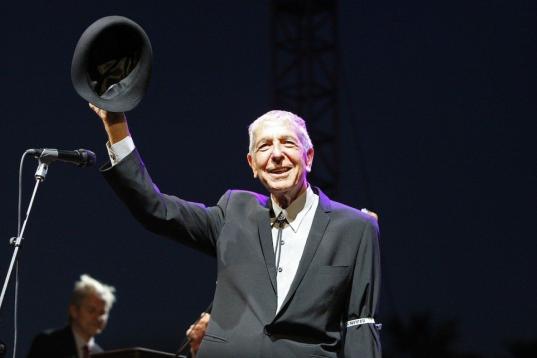 Muchos fans de Leonard Cohen dan gracias a Kelley Lynch por su regreso a los escenarios. El músico llevaba 15 años alejado del directo y disfrutaba de un retiro budista cuando se vio arruinado por su asesora financiera y antigua amante.
