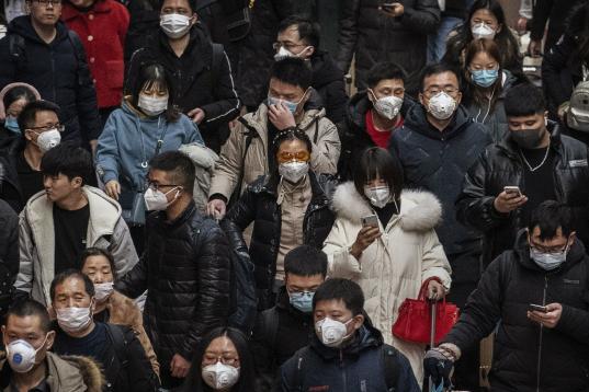 Las mascarillas se han convertido en un elemento básico de seguridad para la población china