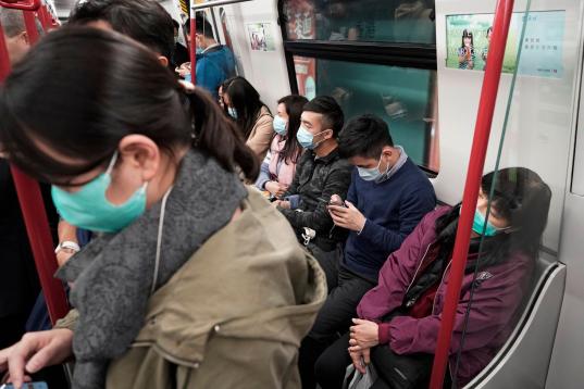 Los pasajeros, permanentemente protegidos con mascarillas en multitud de puntos de China