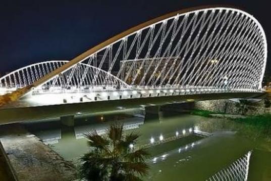 El Ayuntamiento de Murcia gastó en 2012 cerca de 60.000 euros en una moqueta para el puente que Calatrava diseñó en la ciudad para evitar los resbalones que habían denunciado los vecinos. 